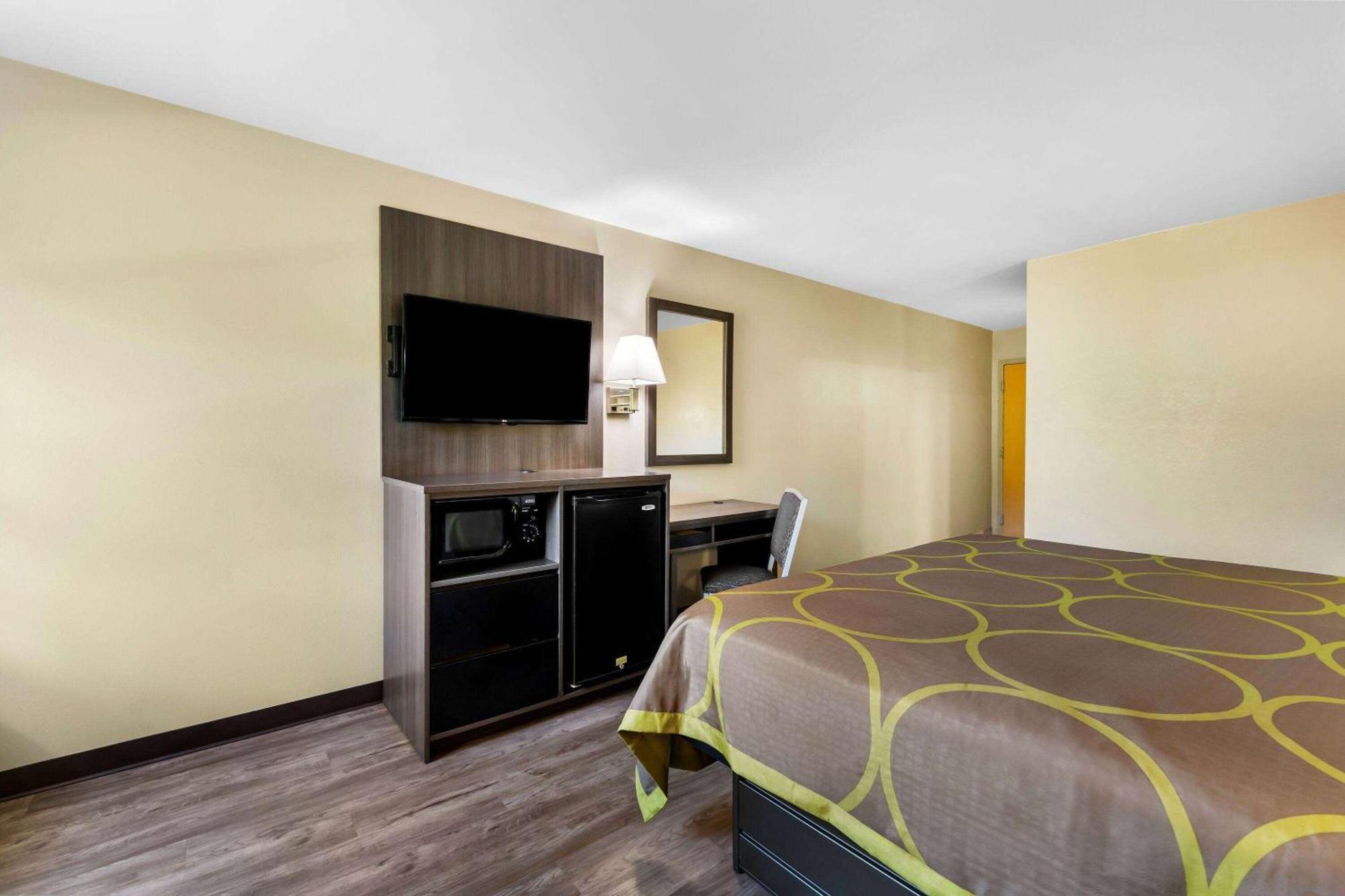 Super 8 by Wyndham Dickson Hotell Exteriör bild