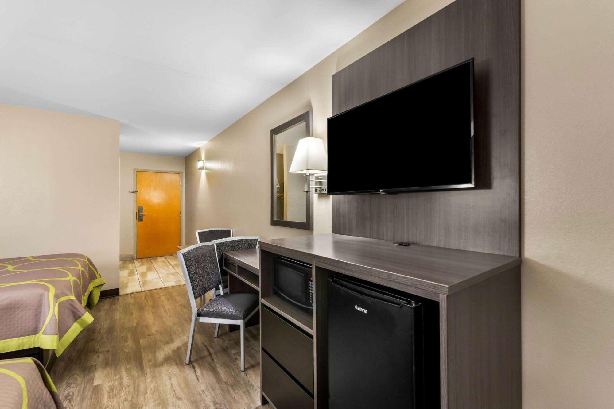 Super 8 by Wyndham Dickson Hotell Exteriör bild