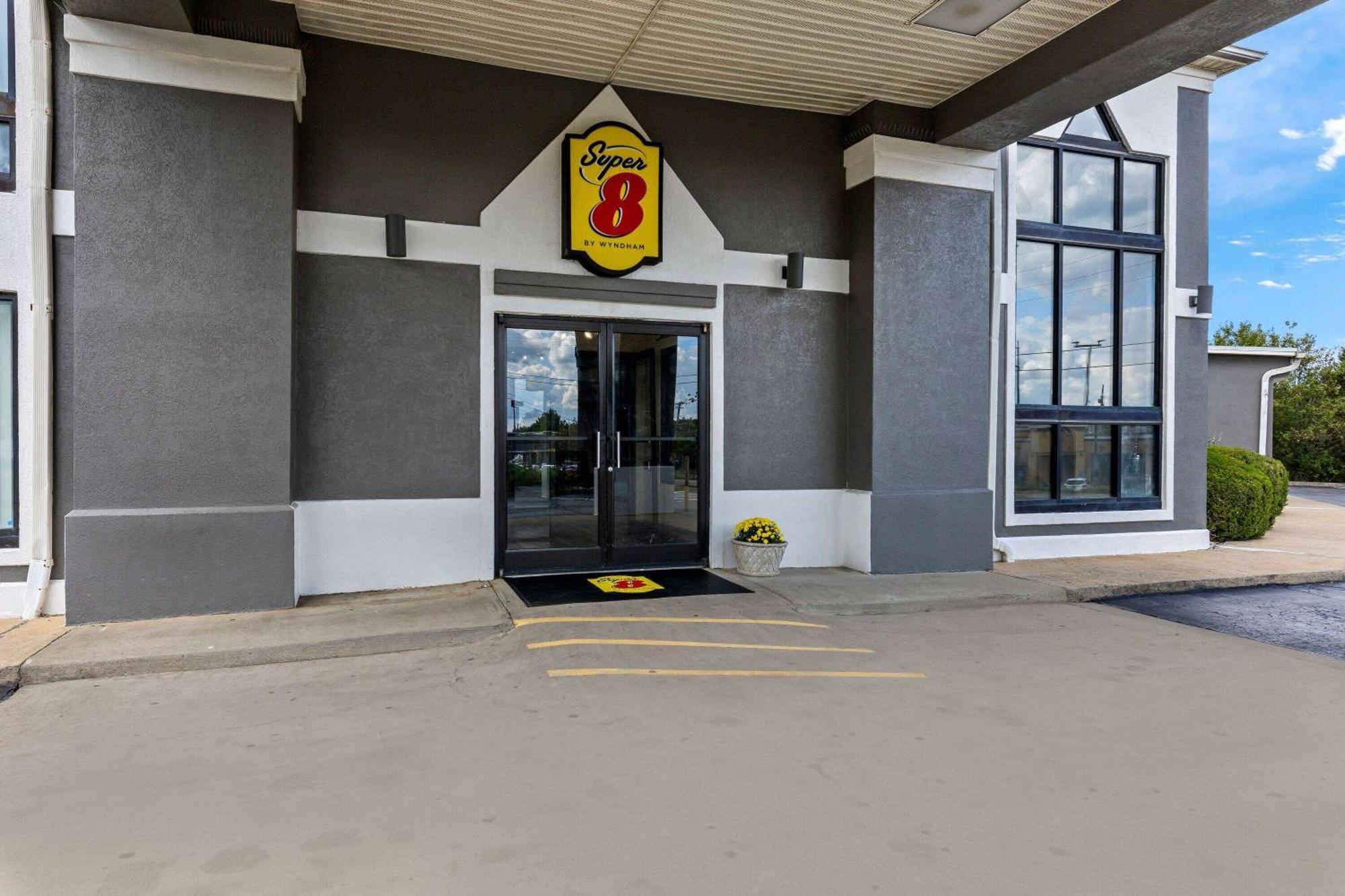 Super 8 by Wyndham Dickson Hotell Exteriör bild