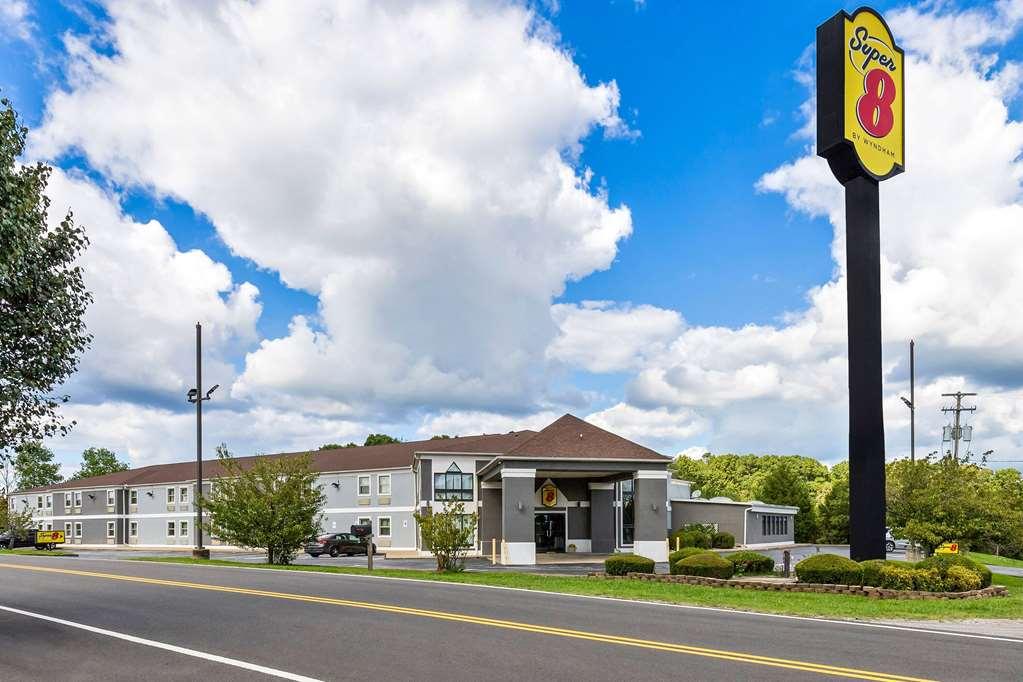 Super 8 by Wyndham Dickson Hotell Exteriör bild